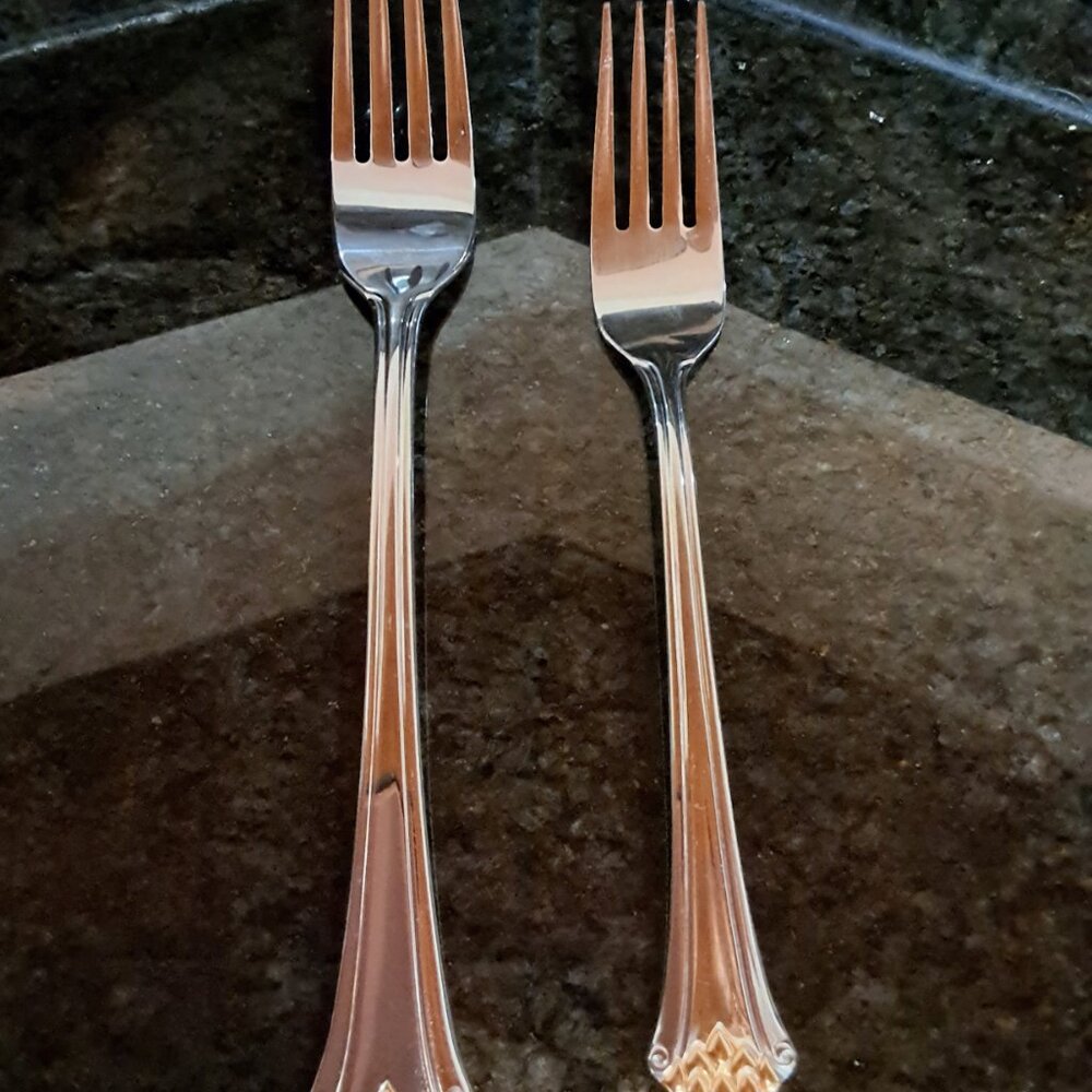 ***SALE***Oneida "Golden Virtue" SS Flatware, 20pc, Service for 4, Gold Tips - Picture 5 of 12